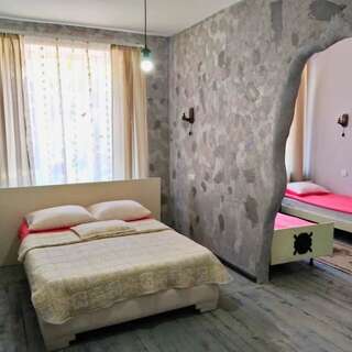 Отели типа «постель и завтрак» ApartHotel in Alaverdi Алаверди Четырехместный номер с ванной комнатой-2