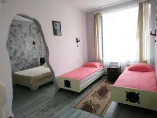 Отели типа «постель и завтрак» ApartHotel in Alaverdi Алаверди Четырехместный номер с ванной комнатой-3