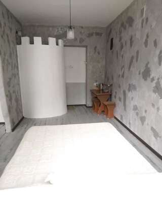 Отели типа «постель и завтрак» ApartHotel in Alaverdi Алаверди Четырехместный номер с ванной комнатой-4